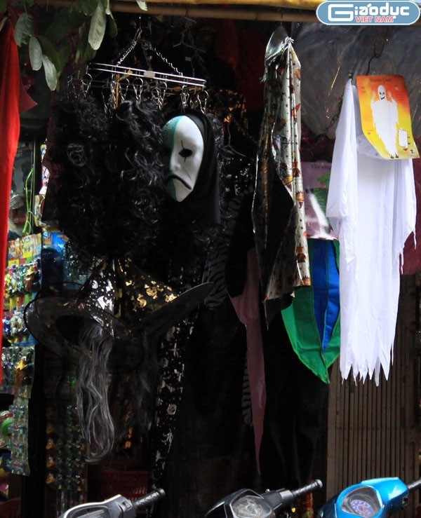 Mặt nạ quỷ cùng trang phục quái dị nhất có thể được bày bán ở phố Hàng Mã, Lương Văn Can...không rõ xuất xứ.